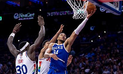 Διέλυσε μόνος του τους Σίξερς ο Giannis με ιστορική στατιστική επίδοση