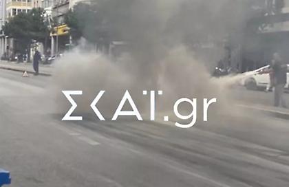 Νεκροφόρα πήρε φωτιά εν κινήσει στη Συγγρού – Έκλεισε μία λωρίδα