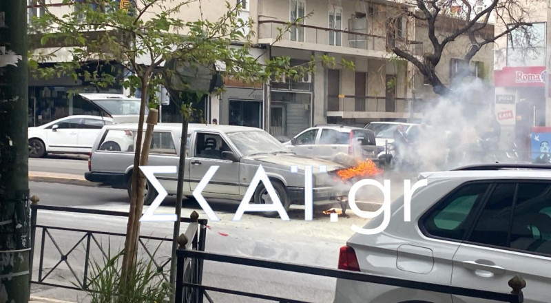 Νεκροφόρα πήρε φωτιά εν κινήσει στη Συγγρού – Έκλεισε μία λωρίδα