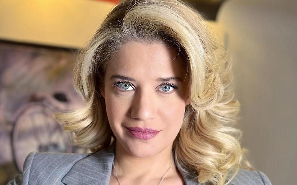 Κι εμείς την είχαμε για μικρότερη, αλλά όντως η Τζένη Θεωνά θα μπορούσε να έχει 15 χρονών παιδί