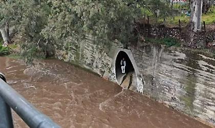 Κακοκαιρία: Αποκλεισμένα άτομα στο ρέμα Προμπονά στα Πατήσια