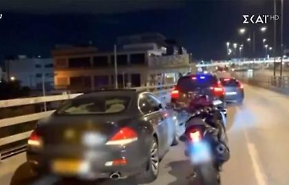 Η στιγμή που αστυνομικοί ακινητοποιούν τον οδηγό που έτρεχε με 206 χλμ στη Συγγρού - Δείτε βίντεο