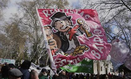 «Μας πετάνε έξω»: Μαζικές διαδηλώσεις εκατοντάδων χιλιάδων ανθρώπων σε όλη την Ισπανία κατά των Airbnb