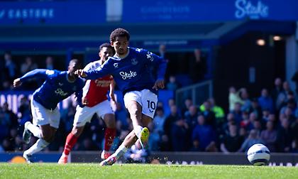 Η Έβερτον… κερνάει τον τίτλο στη Λίβερπουλ, σταματώντας την Άρσεναλ στο «Γκούντισον Παρκ»