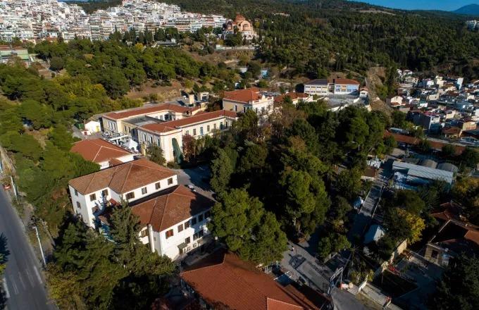Στο νοσοκομείο «Άγιος Δημήτριος» η 46χρονη αστυνομικός που παρασύρθηκε από φορτηγάκι