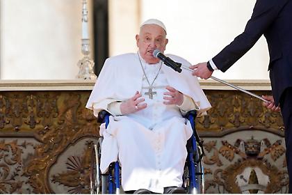 Εμφανώς ταλαιπωρημένος και με οξυγόνο στη μύτη, ο πάπας Φραγκίσκος ευλόγησε τους πιστούς στο Βατικανό