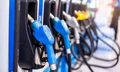 Μείωση στις τιμές των καυσίμων πριν το Πάσχα φέρνουν οι δάσμοι Τραμπ - Πτώση και στο πετρέλαιο θέρμανσης