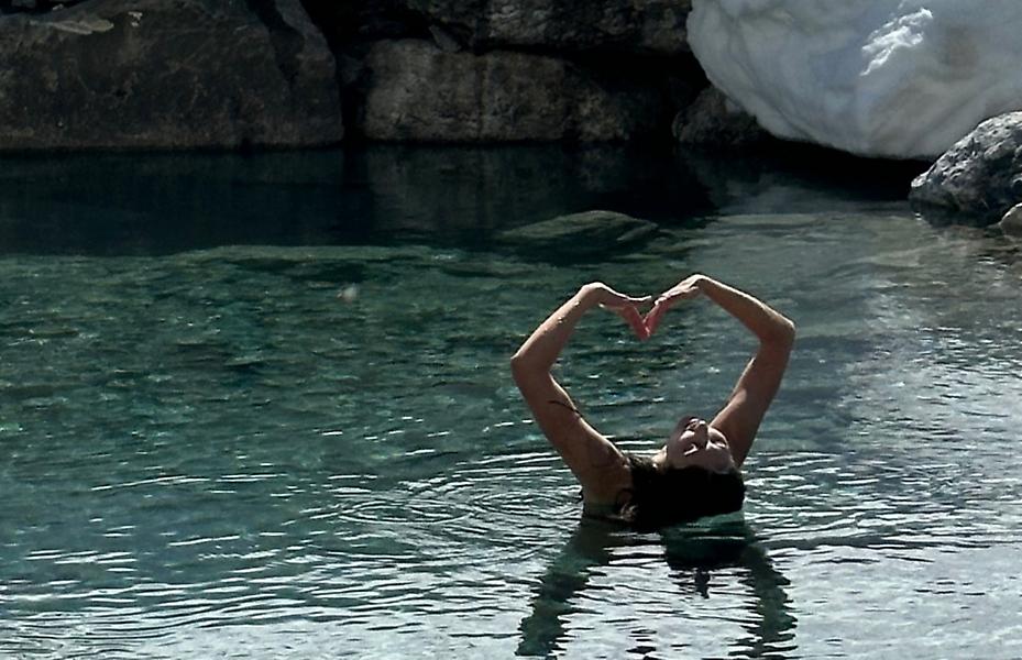 Ευαγγελία Πλατανιώτη: Ο artistic χορός της στα παγωμένα νερά ποταμού στις Άλπεις μας άφησε άφωνους!