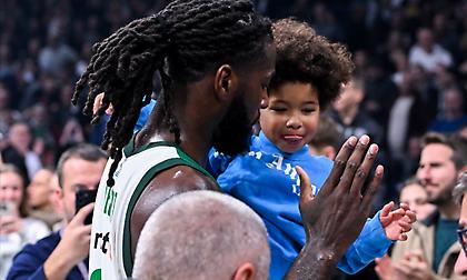 Ο γιος του Λεσόρ έφυγε σαν… σταρ από το ΟΑΚΑ κρατώντας τον «θείο» Χουάντσο