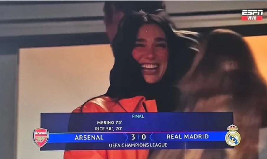 Η Dua Lipa πανηγύρισε τον θρίαμβο της Άρσεναλ στο Emirates