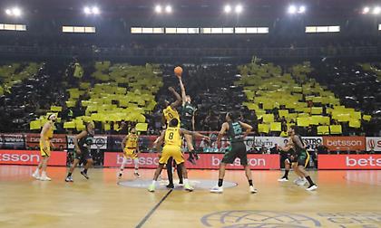 Κιτρινόμαυρος χαμός και φοβερό κορεό από τους φίλους της ΑΕΚ στη «Sunel Arena»!