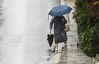 Καιρός: Τοπικές βροχές και χαμηλές θερμοκρασίες – Πού θα πέσουν χιόνια