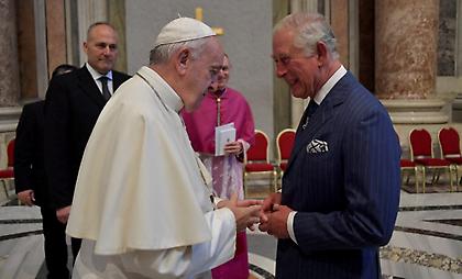 Βατικανό: Ο πάπας Φραγκίσκος συναντήθηκε με τον βασιλιά Κάρολο και την Καμίλα