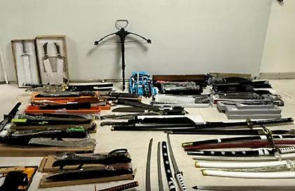 Kατασχέθηκαν ξίφη και μαχαίρια από κατάστημα στο Περιστέρι!