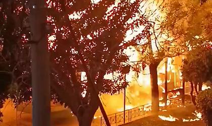 Φωτιά σε λεωφορείο στα Κάτω Πατήσια - Επεκτάθηκαν και σε στάση οι φλόγες