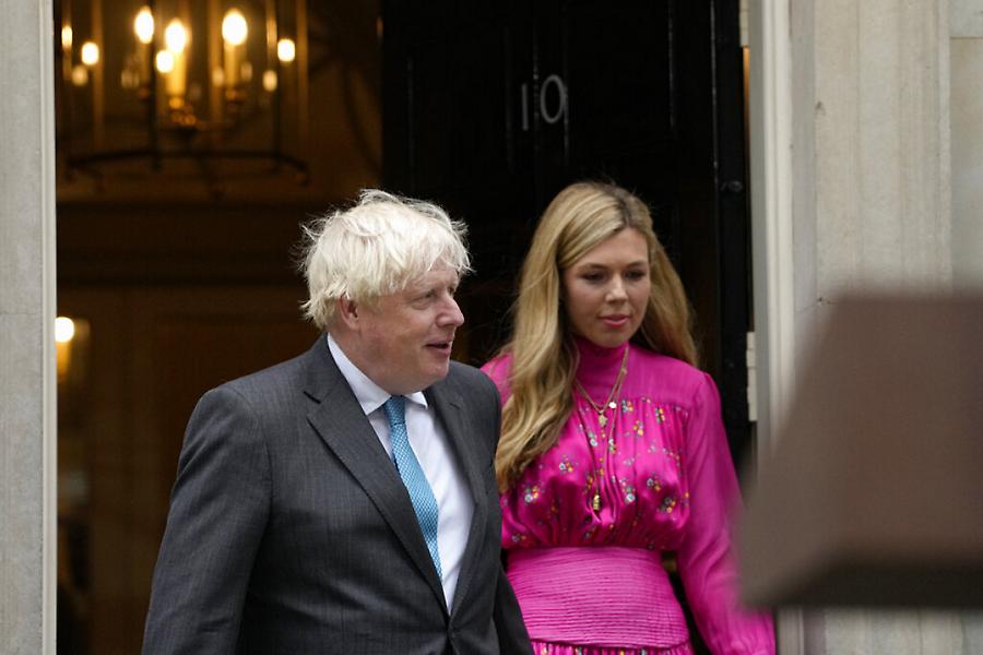 Boris Johnson: Πήγε με τα παιδιά σε safari park και δέχτηκε επίθεση από στρουθοκάμηλο!