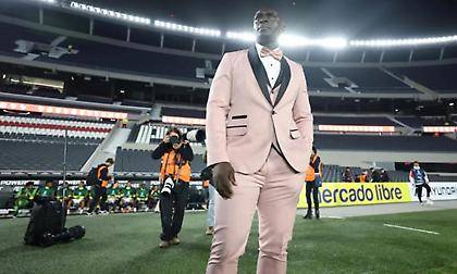 ΚΑΙ στιλάτος ΚΑΙ μπαλαδόρος: Απίθανο κοντρόλ του viral προπονητή με… ροζ κοστούμι και σκαρπίνι!