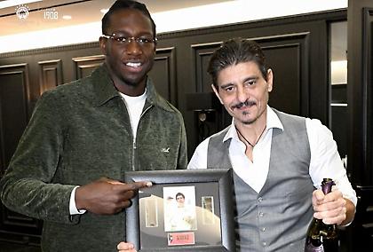 Το αναμνηστικό που δώρισε ο Δημήτρης Γιαννακόπουλος στον Κέντρικ Ναν