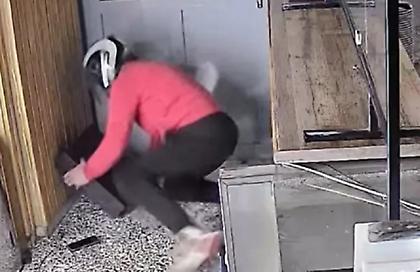 Ο πιο ατζαμής ληστής: Άρπαξε άδεια ταμειακή, έφαγε τούμπα και του έπεσε και το κινητό!