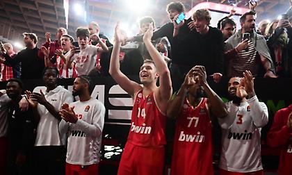 «Φέρτε μας το ευρωπαϊκό»: Αποθέωση στους παίκτες του Ολυμπιακού κάτω από το πέταλο της Θύρας 7!