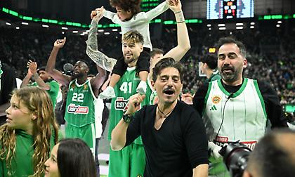 Οι ξέφρενοι πανηγυρισμοί του Δημήτρη Γιαννακόπουλου μαζί με τους παίκτες μπροστά από τη Θύρα 13!