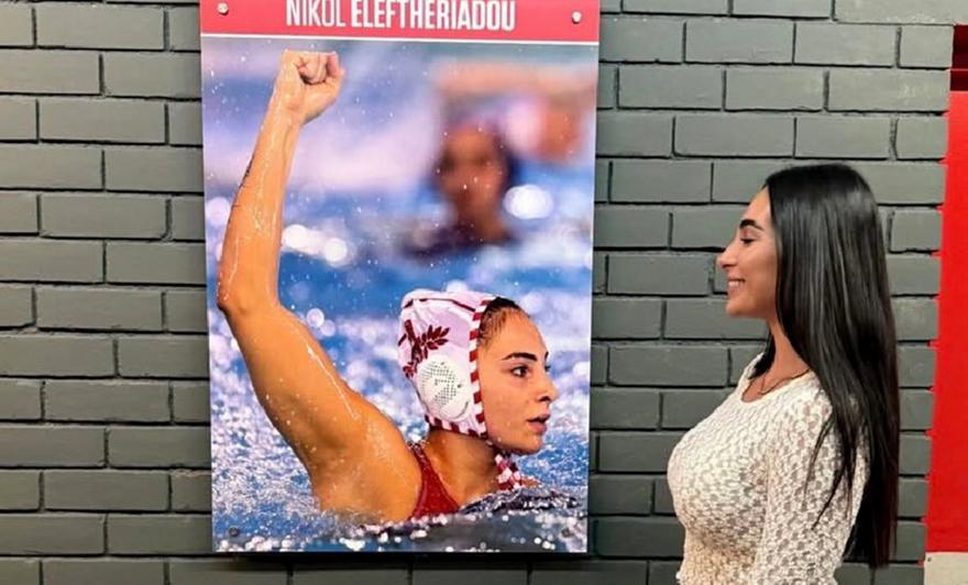 Πόζαρε περιχαρής δίπλα στη μορφή της στο ΣΕΦ η Ελευθεριάδου