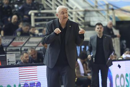 Εκνευρισμένος ο Σάκοτα, αρνήθηκε να κάνει δηλώσεις στην κάμερα της ΕΡΤ μετά την ήττα της ΑΕΚ στην Πυλαία