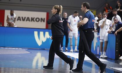 Νέα διακοπή στη Γλυφάδα μετά από υβριστικά συνθήματα προς την Τσαρούχα που ζητά εκκένωση του πετάλου