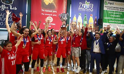 Η απονομή του βαρύτιμου τροπαίου στον πρωταθλητή Ελλάδας Ολυμπιακό!