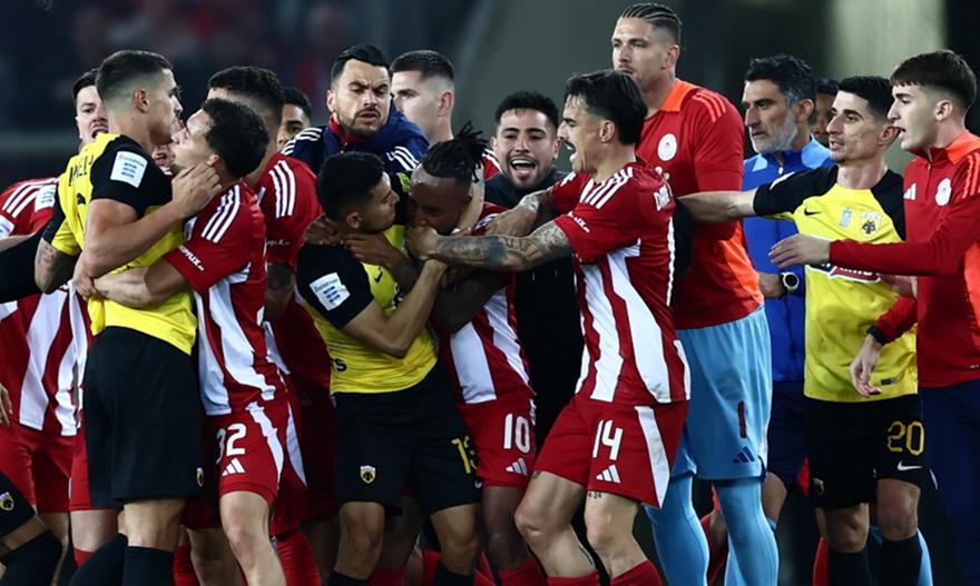 Ένταση και επεισόδια μεταξύ παικτών Ολυμπιακού και ΑΕΚ στο τέλος του ντέρμπι στο Γεώργιος Καραϊσκάκης Ένταση και επεισόδια μεταξύ παικτών Ολυμπιακού και ΑΕΚ στο τέλος του ντέρμπι στο Γεώργιος Καραϊσκάκης