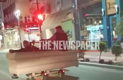 Νεαροί έβαλαν καναπέ πάνω σε πατίνια και έκαναν «βόλτα» στους δρόμους του Βόλου - Περνούσαν με κόκκινο τα φανάρια
