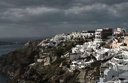 Τραγικός θάνατος εργαζόμενης σε ξενοδοχείο στην Οία: Σκοτώθηκε όταν έπεσε πάνω της κρεβάτι στερεωμένο στον τοίχο