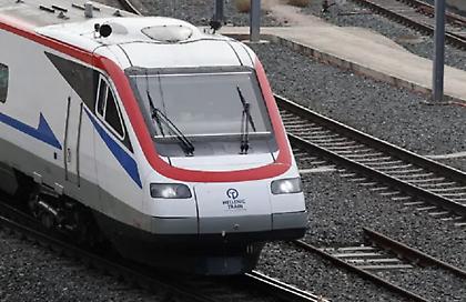 Συναγερμός στην Αυλίδα: Συρμός του προαστιακού συγκρούστηκε με φορτηγό