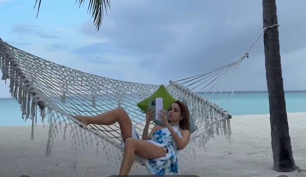 Δούκισσα Νομικού: Οι πασχαλινές διακοπές ξεκίνησαν σε μια αιώρα, μ' ένα βιβλίο. Tι διαβάζει;