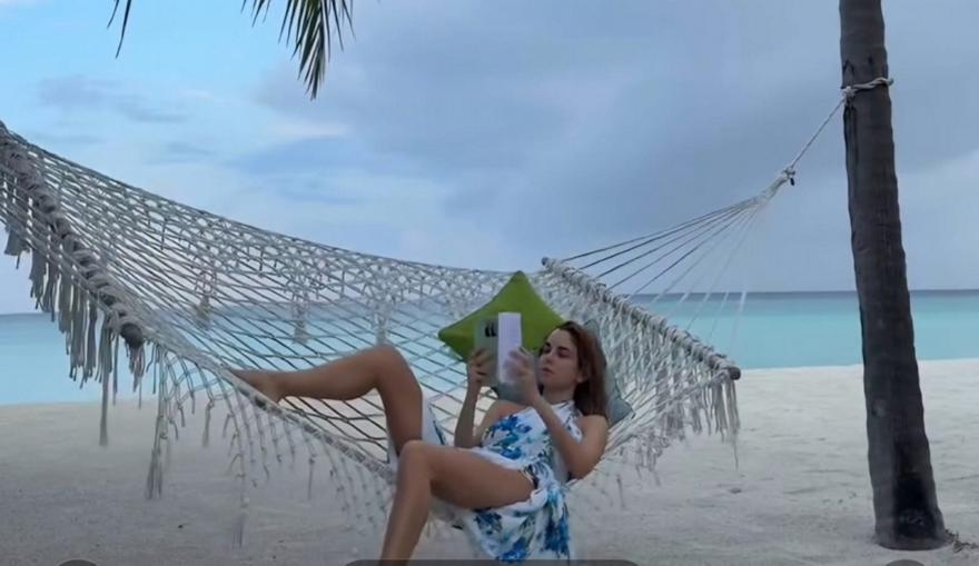 Δούκισσα Νομικού: Οι πασχαλινές διακοπές ξεκίνησαν σε μια αιώρα, μ' ένα βιβλίο. Tι διαβάζει;