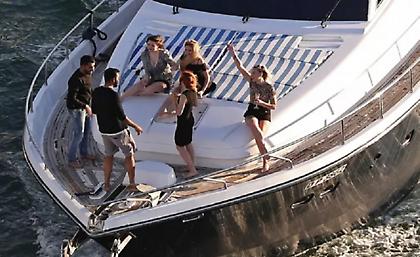 Porta Potty Parties στο Ντουμπάι: Οι Ελληνίδες influencers και το ψηφιακό “hate κύμα” που κατακλύζει τα social media