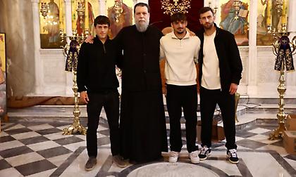 Παίκτες της ΑΕΚ στη διανομή «Δεμάτων Αγάπης» ενόψει Πάσχα (pics)