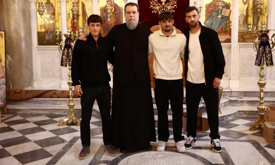 Παίκτες της ΑΕΚ στη διανομή «Δεμάτων Αγάπης» ενόψει Πάσχα (pics)