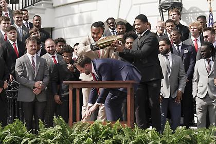 Φιάσκο: Ο αντιπρόεδρος των ΗΠΑ έσπασε το τρόπαιο του Οχάιο Στέιτ