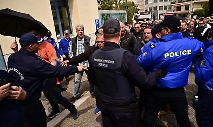 Ένταση στη συγκέντρωση των ταξί έξω από το υπουργείο Υποδομών και Μεταφορών