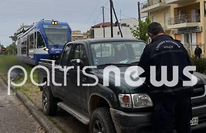 Πύργος: Πάρκαρε πάνω στις ράγες και σταμάτησε το τρένο