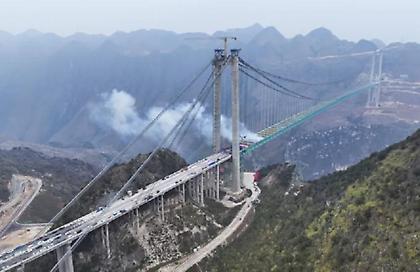 Θέα που κόβει την ανάσα: Η Κίνα εγκαινιάζει την ψηλότερη γέφυρα στον κόσμο — 2.051 πόδια πάνω από το έδαφος