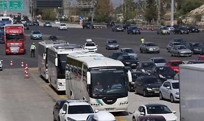 Χωρίς προβλήματα η έξοδος των εκδρομέων - Πάνω από 92 χιλιάδες οχήματα έφυγαν σήμερα από την Αττική