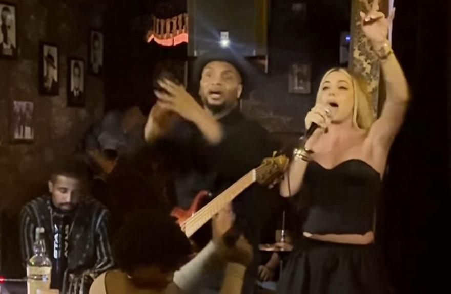 Η Josephine σολάρει σε μπαράκι της Νέας Υόρκης με το Crazy και αποθεώνεται....