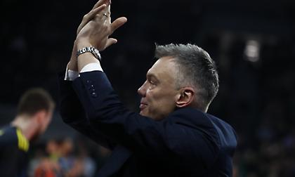 Γούρλωσε τα μάτια του - Η απίστευτή αντίδραση του Γιασικεβίτσιους για την ανάδειξή του προπονητή της χρονιάς