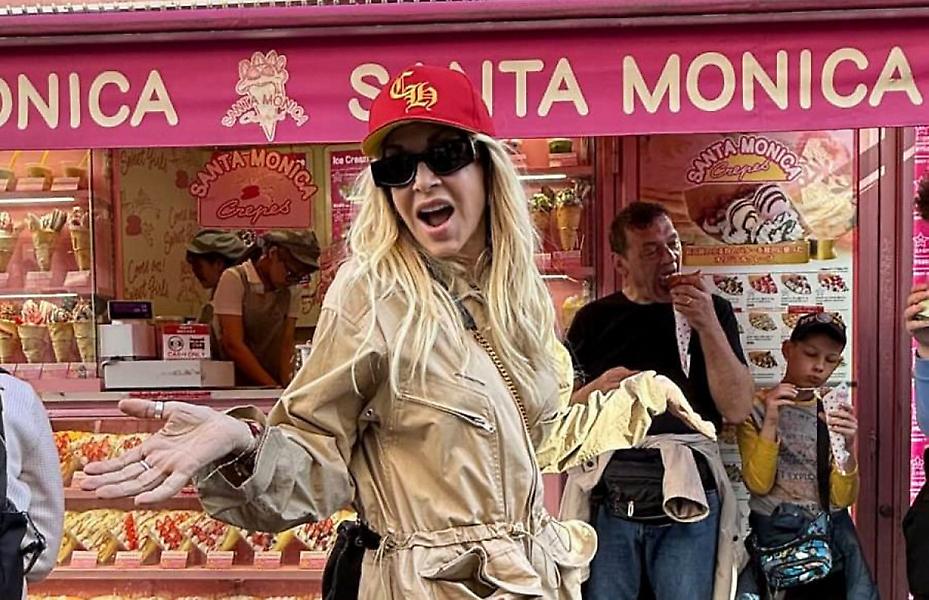 Άννα Βίσση: Πόνεσε το χέρι της και επισκέφθηκε φαρμακείο στο Τόκιο... Πώς πήγε αυτό;