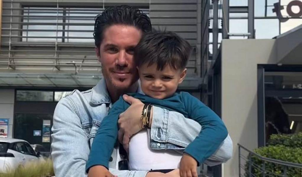 Ο νονός Νίκος Οικονομόπουλος με τον βαφτισιμιό του για τα πασχαλινά ψώνια