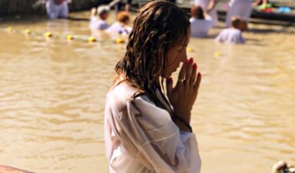 Πηγή Δεβετζή: Η εμπειρία της βάφτισής της στον Ιορδάνη ποταμό τη συγκλόνισε