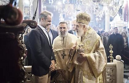 Ο πρωθυπουργός παρακολούθησε την πρώτη Ανάσταση στην Τήνο