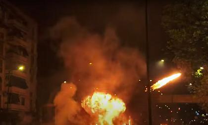 Πήρε ξανά… φωτιά ο Νέος Κόσμος: Ανάσταση με μολότοφ και βεγγαλικά